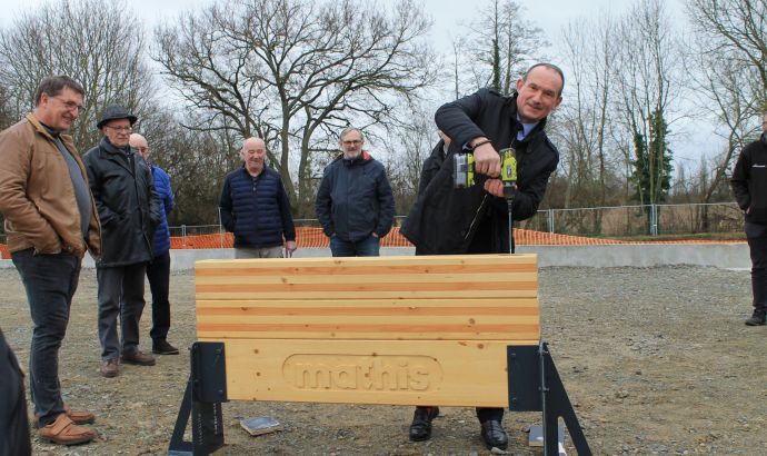 Pose de la 1ère poutre de la salle sportive à Etival-lès-Le Mans (72)