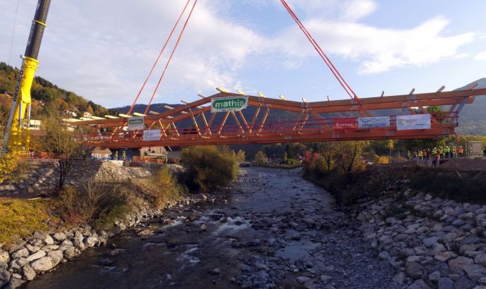 Levage spectaculaire de la passerelle au-dessus du Giffre à Marignier (74)